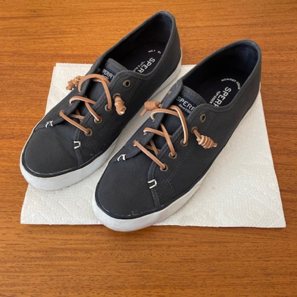 Sperry Navy Blue Sneaker size 8.5 M